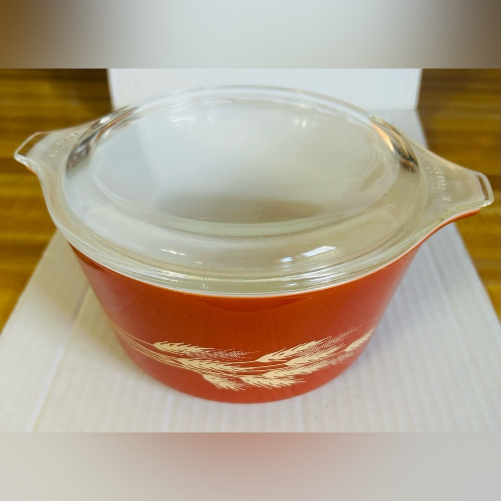 Vintage Pyrex Harvest Wheat casserole with lid. 473-B great condition.